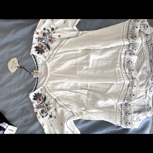 White blouse - Picture 1 of 2